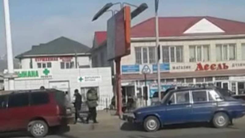 На центральной улице Кочкорского района творится бардак, - жительница (видео)