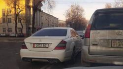 В Бишкеке водитель «Мерседеса» нарушил ПДД. По Carcheck за машиной числятся штрафы на более 25 тыс. сомов. <b>Фото</b>