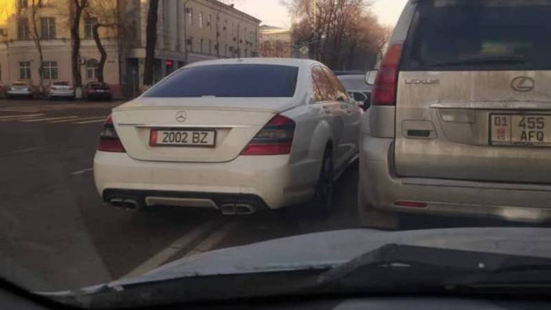 В Бишкеке водитель «Мерседеса» нарушил ПДД. По Carcheck за машиной числятся штрафы на более 25 тыс. сомов. Фото