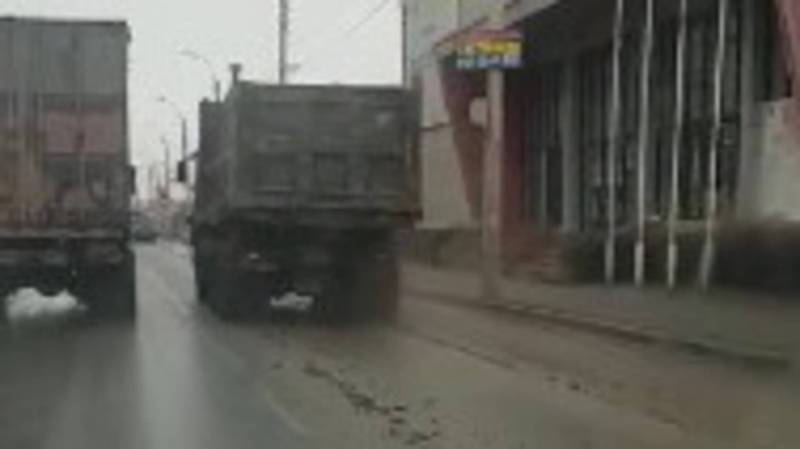 Большегрузы разносят грязь со строительных площадок по улицам Бишкека. Видео 