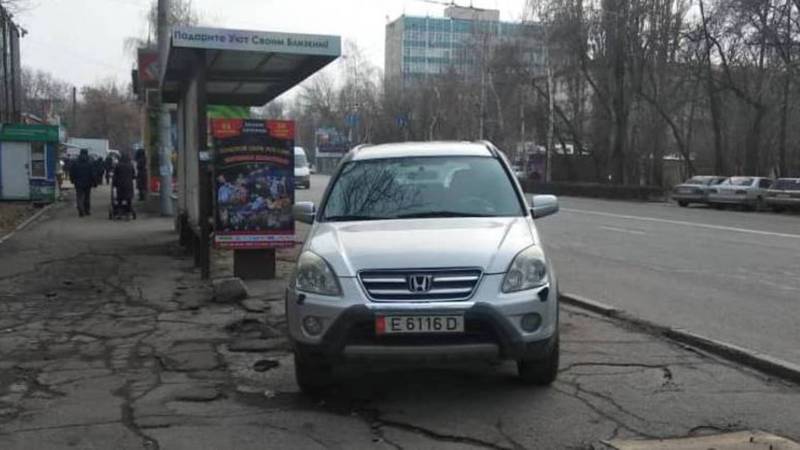 На ул.Байтик Баатыра водитель «Хонды» припарковался на остановке. По Carcheck машина находится в залоге/аресте. Фото