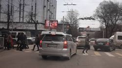На Абдрахманова-Киевской водитель «Тойоты» выехал за стоп-линию. Фото
