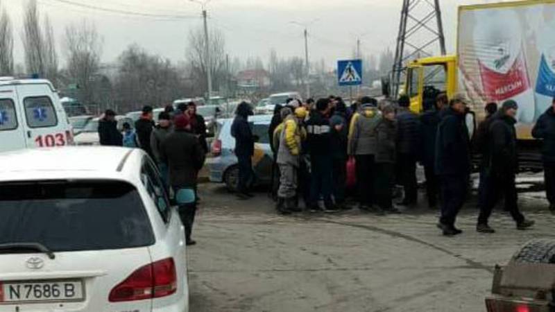 В Бишкеке произошло ДТП с участием четырех машин. Видео, фото