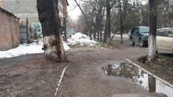 Грязный тротуар на улице Фрунзе создает трудности пешеходам. Видео, фото