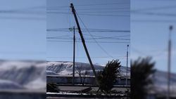 На ул.Токомбаева столб линии электропередачи находится в аварийном состоянии. Фото