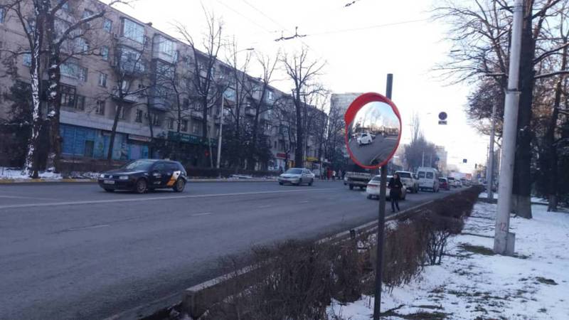 На ул.Чокморова, где забор закрывал обзор водителям, установлено обзорное зеркало. Фото