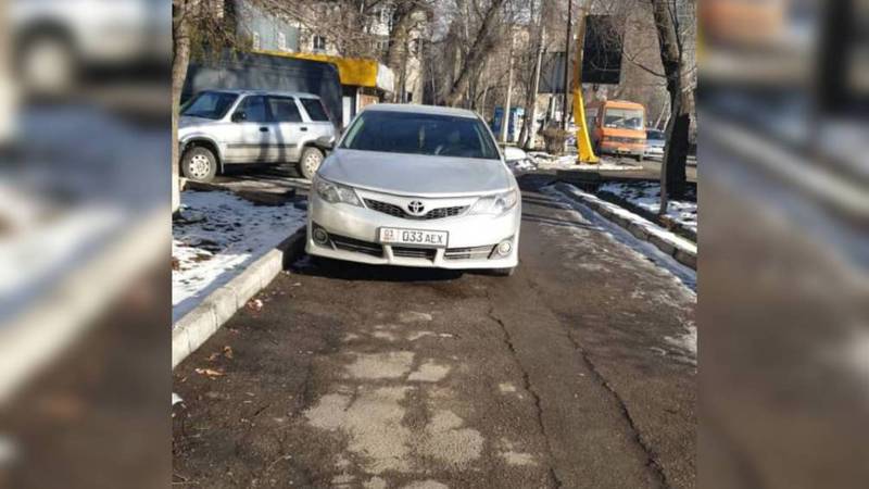 На ул.Элебаева водители «Хонды» и «БМВ» припарковались на тротуаре. По Carcheck за машинами числятся штрафы