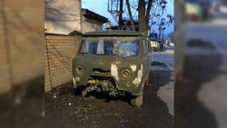 На Тыныстанова-Баялинова больше года стоит брошенная машина. Фото