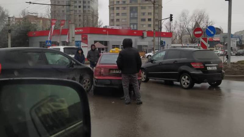 На Токомбаева – Жукеева-Пудовкина столкнулись две легковушки. Фото