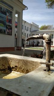 У здания ЖАГУ долгое время чистая вода уходит «впустую», - читатель Алмаз (фото)