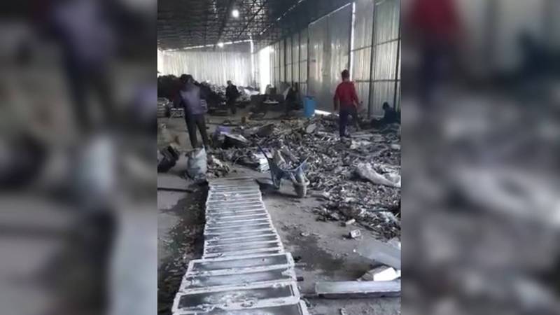 Бишкекчанин жалуется на работу цеха по производству алюминиевых сплавов. Видео