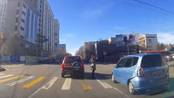 В Бишкеке водитель «Хонды» не пропустил пешехода на «зебре». В Carcheck за машиной числятся 10 штрафов. Видео, фото