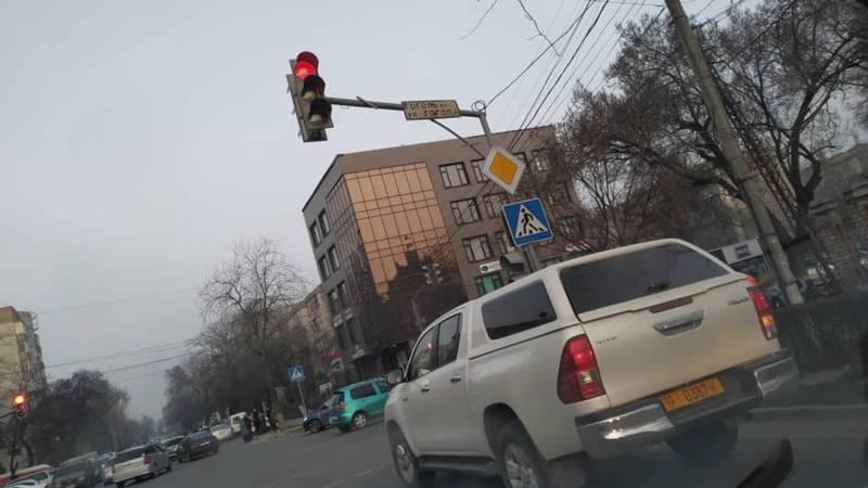 На Московской водитель «Тойоты» выехал за стоп-линию. Фото