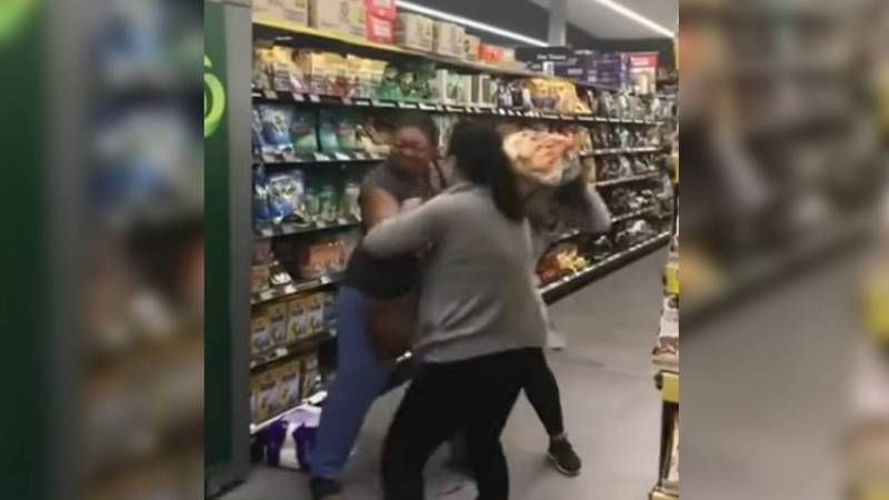 Коронавирус: В Австралии в супермаркете женщины подрались за рулон туалетной бумаги. Видео
