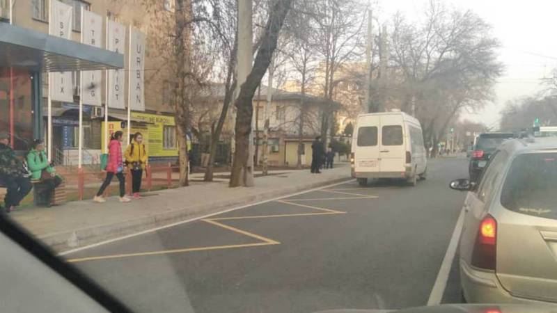 На ул.Московской водители едут по встречной полосе общественного транспорта. Фото