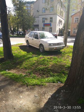 Парковка на газоне на Фрунзе-Исанова