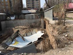 «Дети могут провалиться в котлован». Огражденный забор строительства на Сагынбая-Коенкозова разрушился из-за ветра