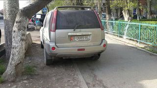 Парковка на тротуаре на участке ул.Суюмбаева