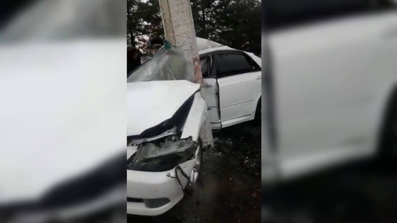 В Бишкеке машина согнулась пополам после удара о столб. Видео