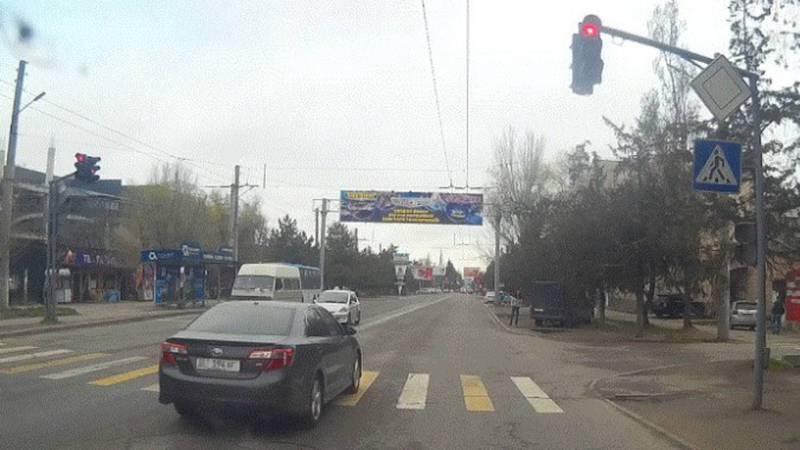 На улице Юнусалиева водитель «Тойоты» нарушил ПДД. Видео, фото