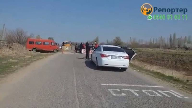 В селе Тузовка местные жители перекрыли дорогу. Видео