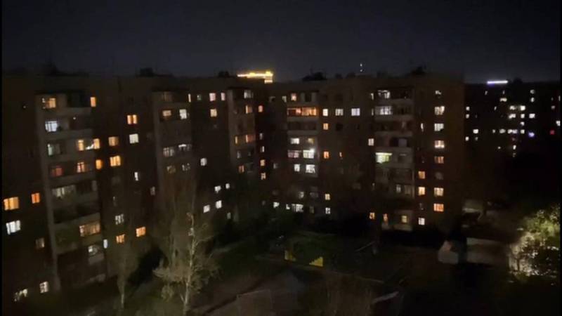 Видео — Свист и крики. Жители многоэтажек Бишкека во время комендантского часа