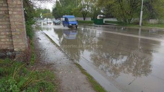 Вода затопила перекресток Толстого-Ибраимова, - житель Бишкека (фото)