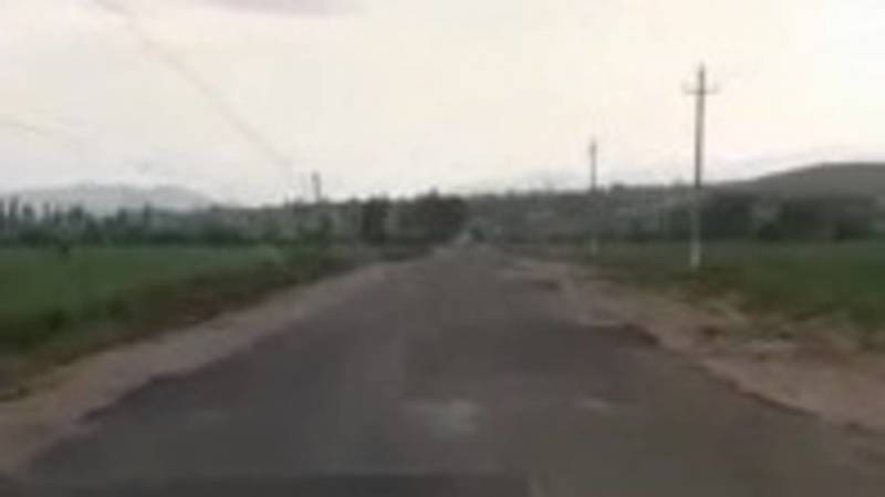 Житель села Ала-Бука жалуется на состояние новой дороги. Видео