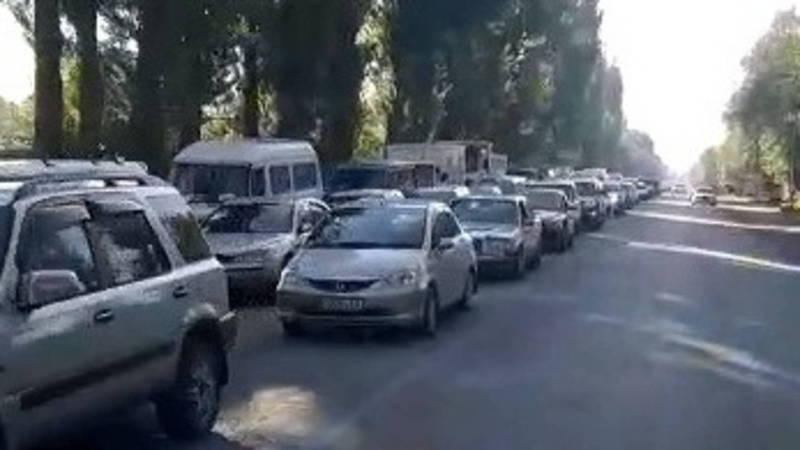 Огромная пробка на въезде в Бишкек, - очевидец. Видео