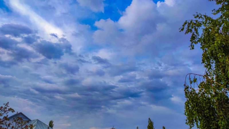 Красивые облака над городом Ош. Фото