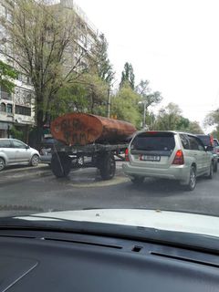В центре Бишкека посреди улицы оставили прицеп водовоза (фото)