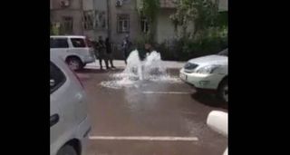 Видео — На улице Исанова в Бишкеке прорвало водопроводную трубу
