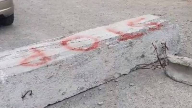 Житель города Ош просит убрать бетонные плиты на ул.Салиева. Видео