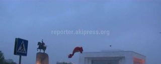 Ветер сорвал флаг на площади Ала-Тоо <i>(фото)</i>