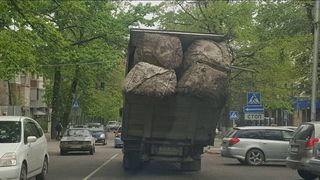 В Бишкеке по ул.Турусбекова ехал перегруженный грузовик (фото)