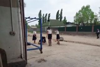 Видео — В Бишкеке подрались школьницы