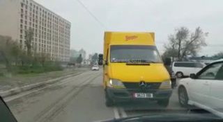 В Бишкеке бус выехал на встречку с включенной аварийкой и заблокировал путь участнику (видео)