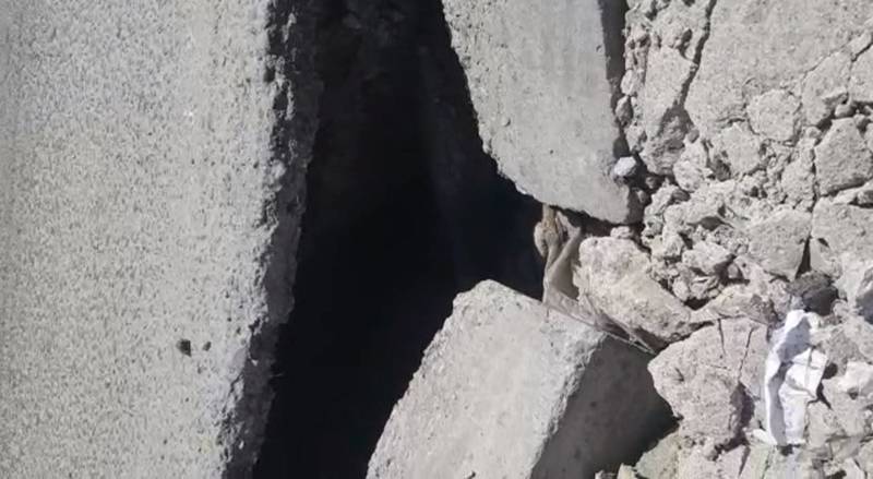 Горожанин жалуется на яму на дороге на проспекте Дэн Сяопина. Видео