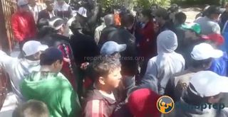 Жители села Бактуу-Долоноту вышли к РОВД с требованием наказать виновных в смерти 17-летнего парня <i>(видео)</i>