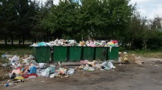 Жители 10 микрорайона просят вывезти мусор <b>(фото)</b>