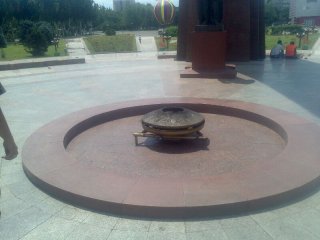 Мэрия Бишкека убрала мусор на Площади Победы <b>(фото)</b>