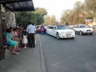 В Кызыл-Аскере свадебные кортежи систематически загораживают остановку <b>(фото)</b>