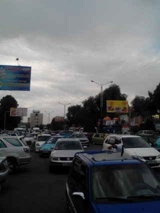 Все центральные дороги Жалал-Абада превратились в автостоянки, - читатель <b>(фото)</b>