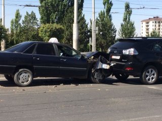В Бишкеке автомобиль «Ауди» врезался в «Лексус» <b>(фото)</b>