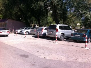 Во дворе дома по ул. Рыскулова на муниципальной территории чиновники организовали частную парковку <b>(фото)</b>