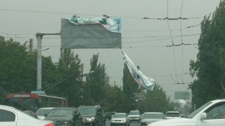 Вчера сильный ветер сорвал рекламные щиты <b>(фото)</b>