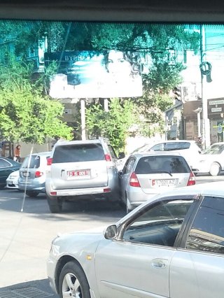 В Бишкеке произошла авария с участием автомашины с дипномерами <b>(фото)</b>