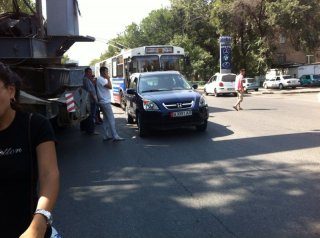В Бишкеке столкнулись автомобиль «Хонда» и грузовик <b>(фото)</b>