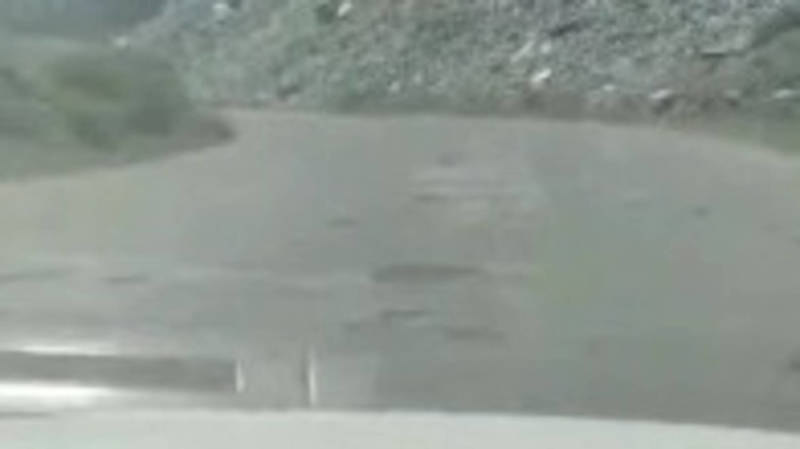 Водитель жалуется на состояние дороги в Кара-Бууринском районе. Видео