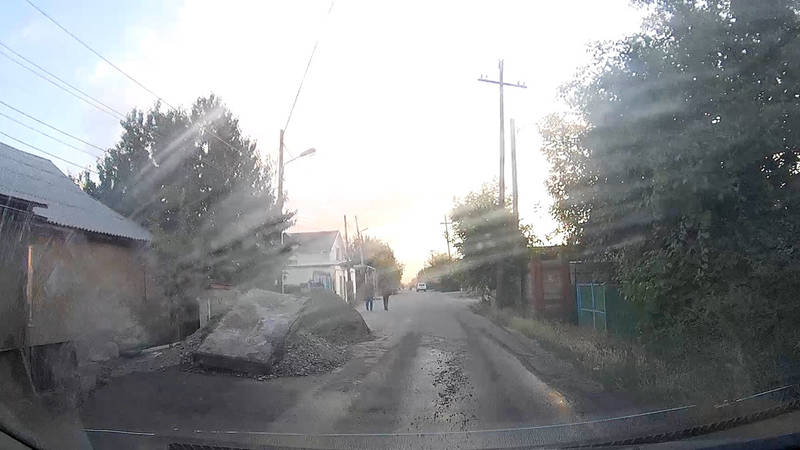 В Новопавловке житель перекрыл полдороги песком и стройматериалами. Видео и фото